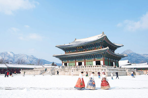 Cung điện Kyeongbok (Gyeongbokgung) – cung điện hoàng gia triều Joseon với kiến trúc truyền thống, sân trước và cổng Gwanghwamun